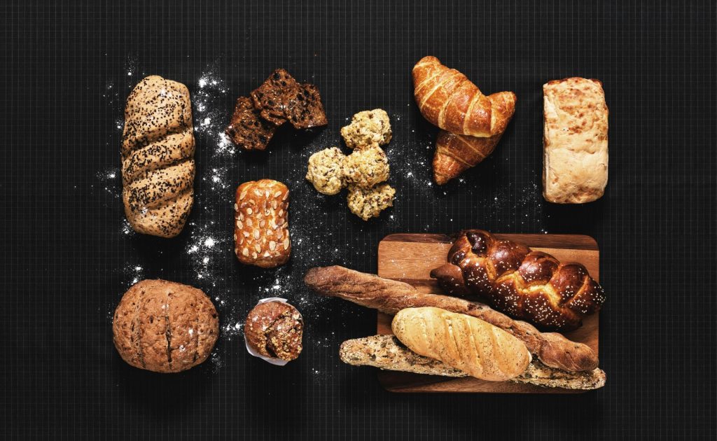 Braunes Brot auf schwarzem Tablett